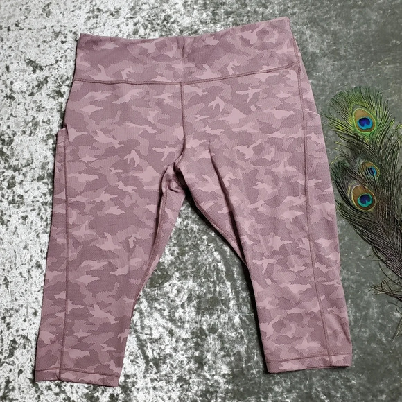Athleta Ultimate Stash Pocket Camo Capri - Picture 1 of 7